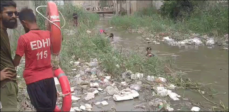 ایدھی ریسکیو ڈاکٹر مشعل نالے میں چھلانگ